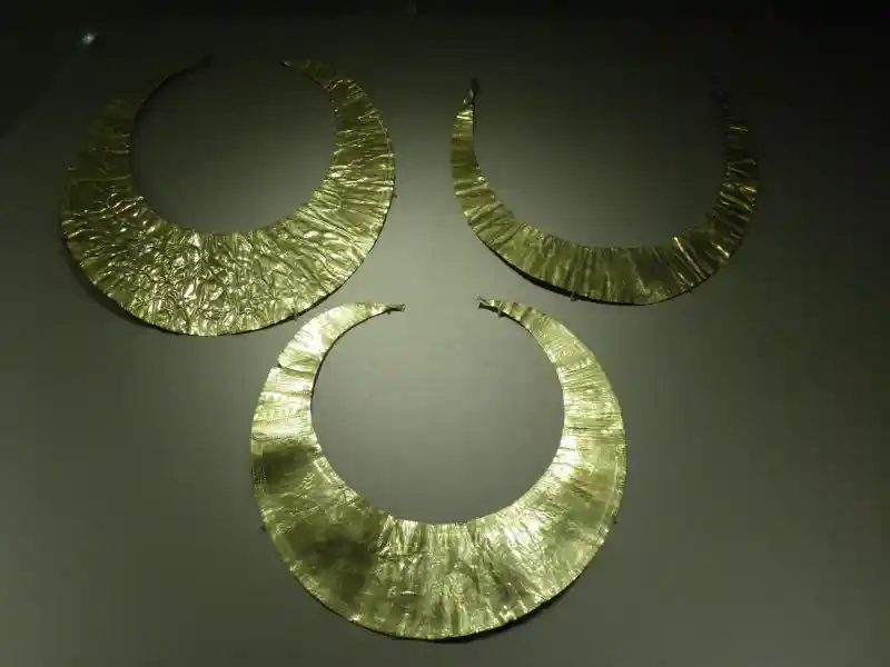 Gold necklace in the shape of a crescent